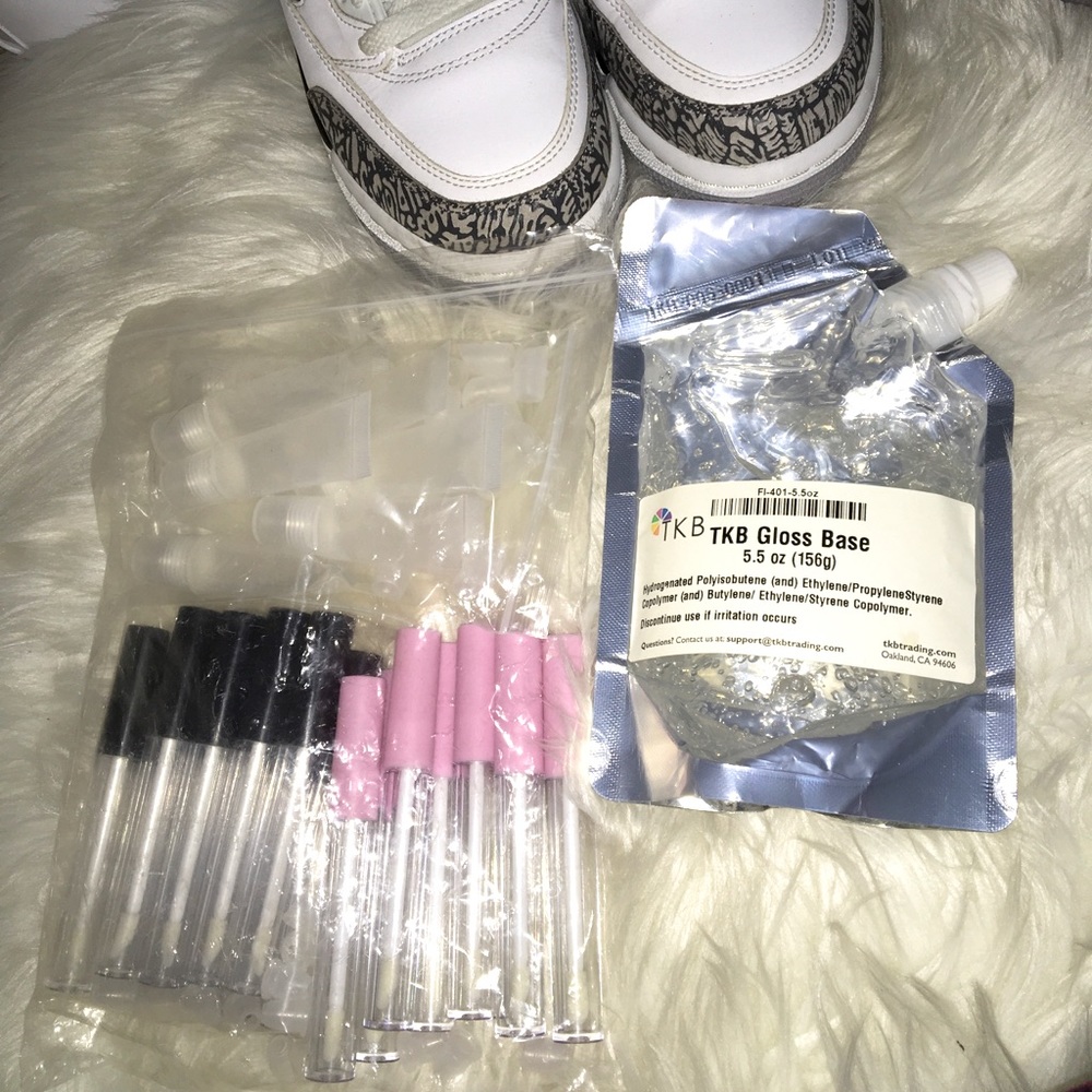 Lip gloss tubes / lip gloss base